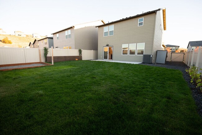Building Photo - Meadow Loop