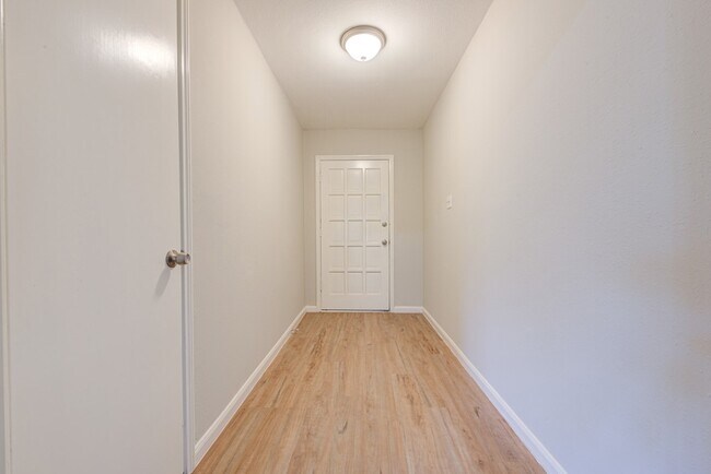 Building Photo - 2035 Deerhurst Ln