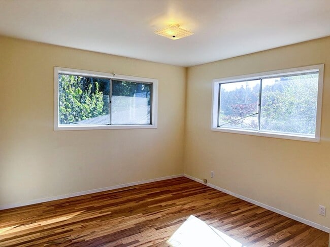 Building Photo - Pet-Friendly 3/2 Home Has A Spacious Layout & Recent Renovations Throughout!