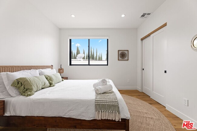 Building Photo - 5118 1/2 Laurel Canyon Blvd