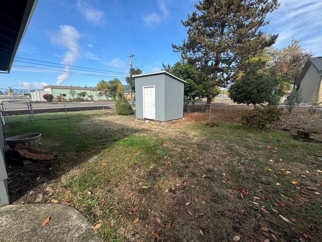 Building Photo - 3 Bedroom house in Sutherlin