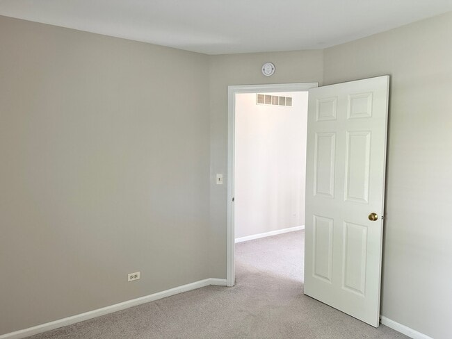 Building Photo - 240 Steeplechase Ct