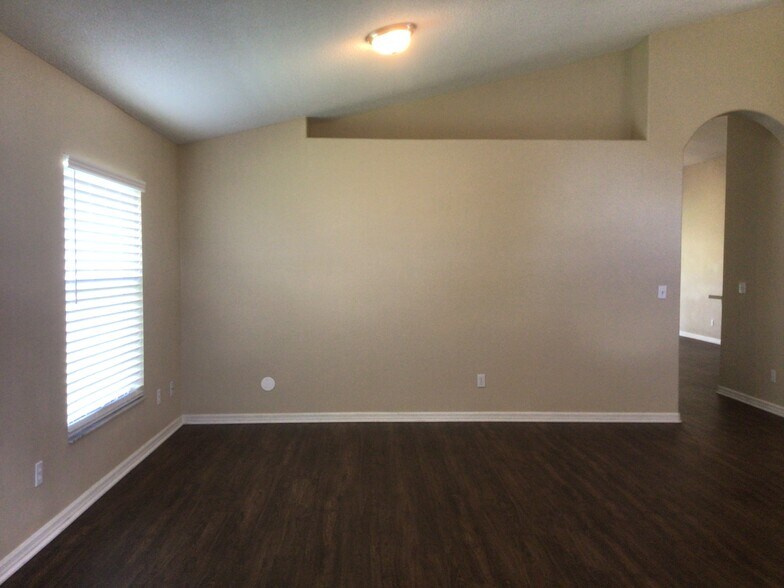 Building Photo - 1353 Crimson Clover Ln