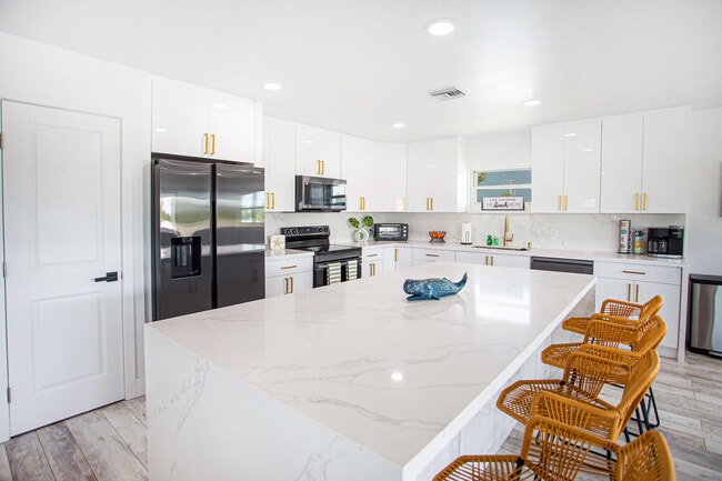 Building Photo - 1623 Venetian Dr