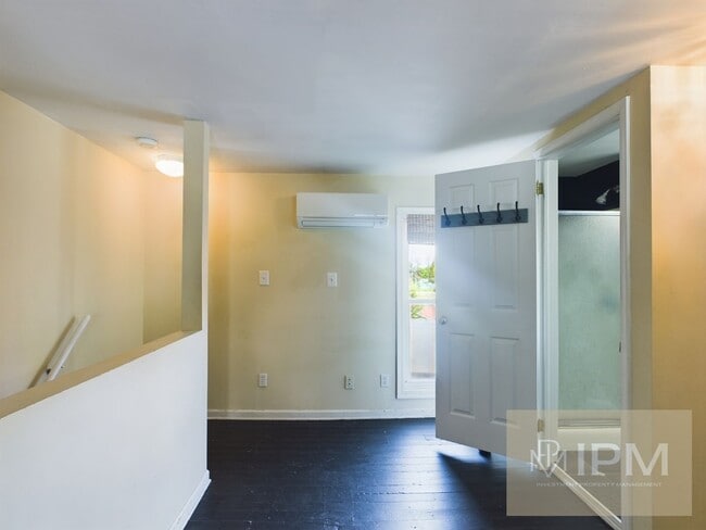 Building Photo - Spacious 5 Bedroom, 2.5 Bath Near The Avenues!