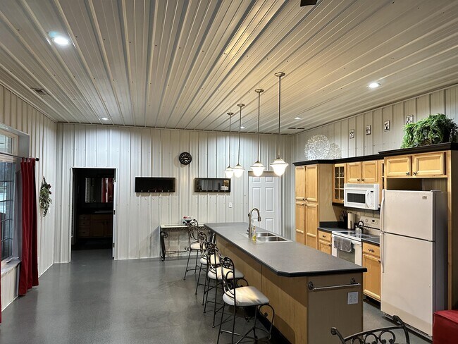Building Photo - 10687 S Oak Ridge Estates