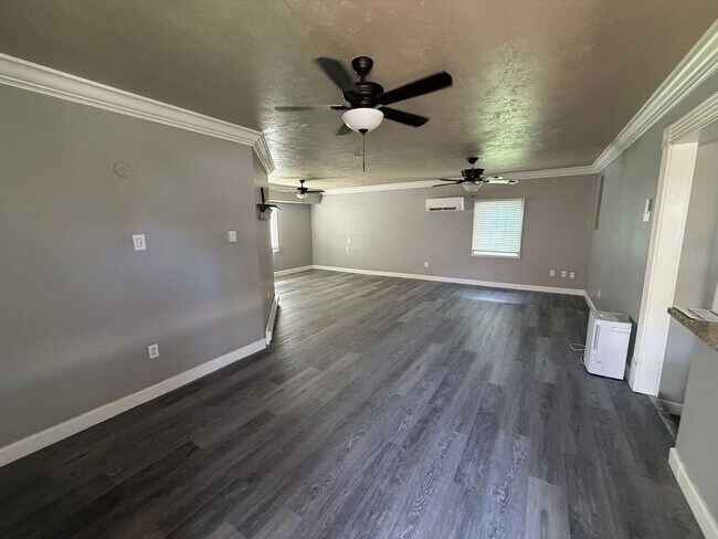 Building Photo - Private Charming Home!