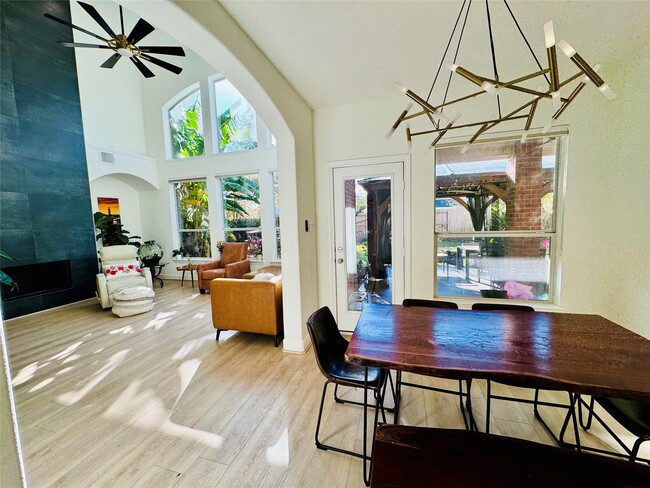 Building Photo - 4207 Pensacola Oaks Ln