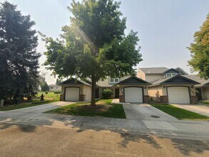 Building Photo - Beautiful 2 Bedroom 1 Bath Townhome with garage in Nampa!