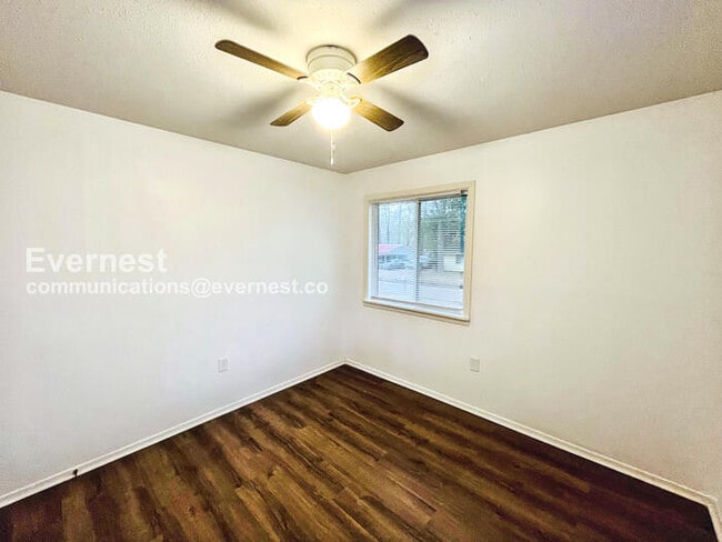 Building Photo - 1460 Woody Dr