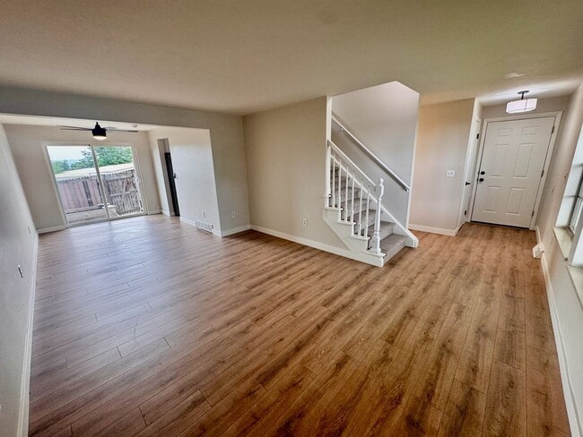 Building Photo - Beautifully Renovated Townhome in Coumbine...
