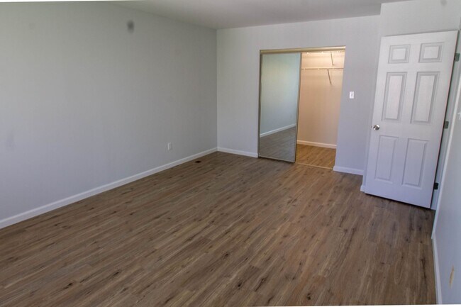 Building Photo - This conveniently located townhome is read...