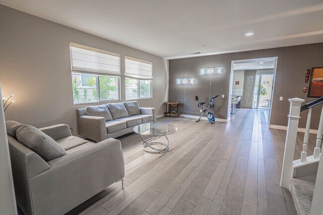 Building Photo - Beautiful 5-Bedroom Home with Outdoor Entertainer's Area in Valencia!