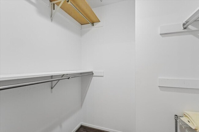 Building Photo - 1601 Thames Ct