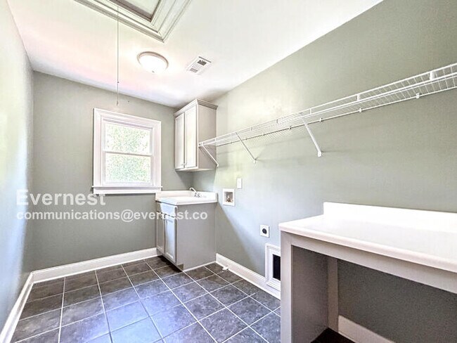 Building Photo - 1070 Windfaire Pl