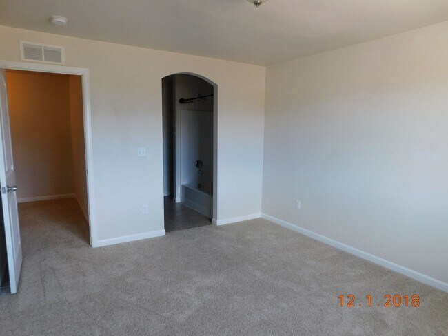 Building Photo - Modern Comfort in Lincoln Commons Communit...