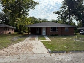 Building Photo - 300 Maple St