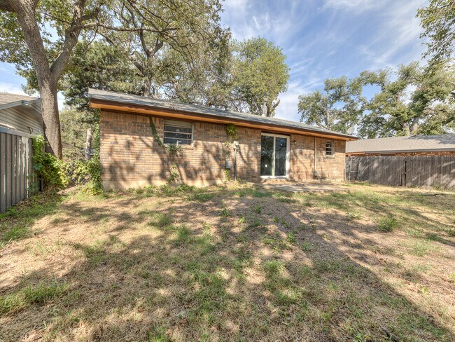 Building Photo - 604 Greenvale Rd