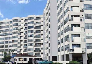 Building Photo - 1300 NE Miami Gardens Dr