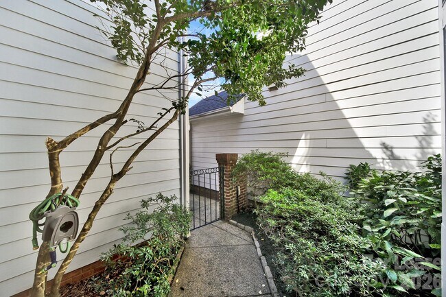 Building Photo - 804 Greenleaf Ave