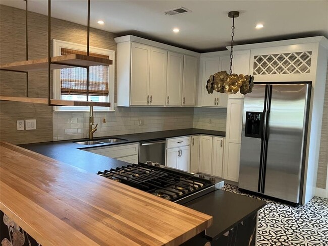 Building Photo - 1916 W 39th St