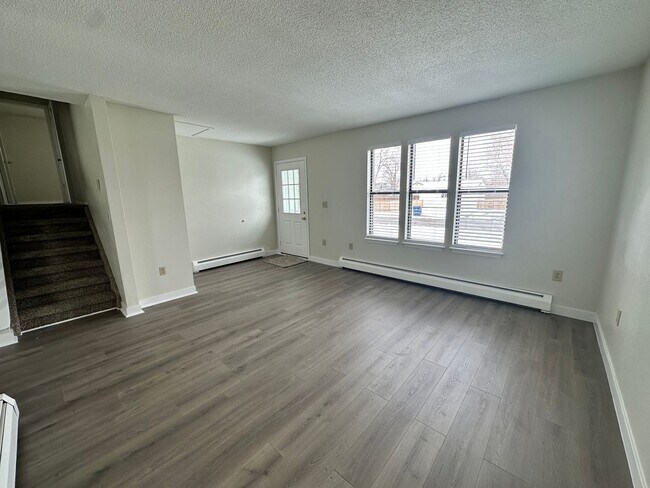 Building Photo - MOVE IN SPECIAL! Cozy 5 bedroom 2 bath Home - Erie