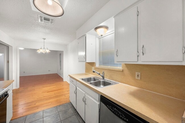Building Photo - 6436 Ridglea Dr