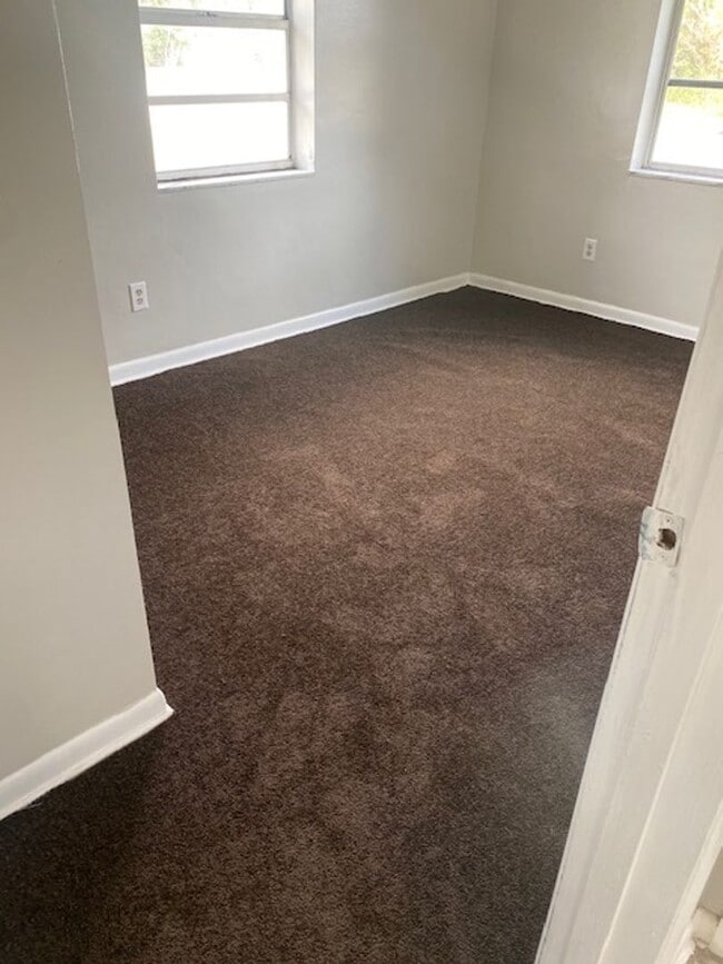 Building Photo - 2 Bed 1 Bath Home | Pet Friendly | Washer Dryer Hook Ups | Section 8 Welcome