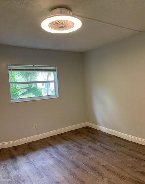 Building Photo - 805 Hummingbird Way