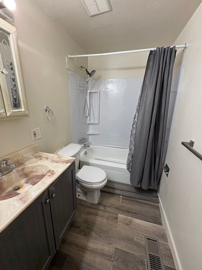 Building Photo - Spacious and charming 4 Bed Home in Convenient West Toledo Location