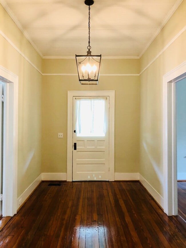 Building Photo - Plum Street-3 bedroom/2 bath home with large rocking chair front porch!