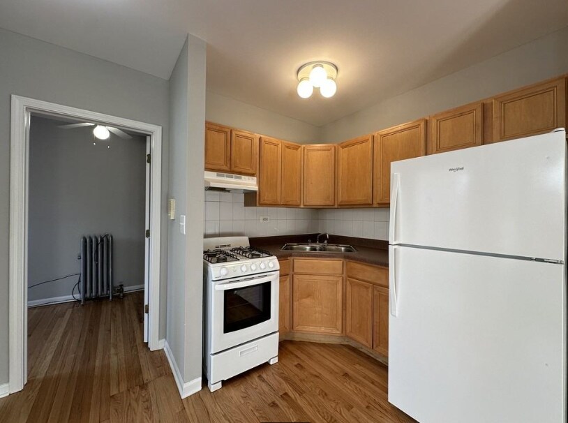 Building Photo - 914 W Dakin St