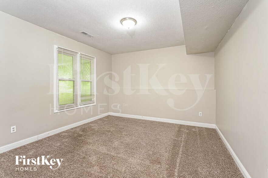 Building Photo - 137 Carrisbrooke Ln