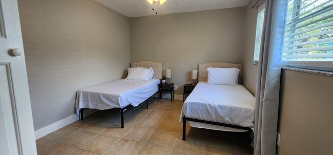 Building Photo - 139 NE Monroe Cir N