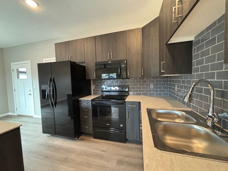 Building Photo - 4940 W Minota St