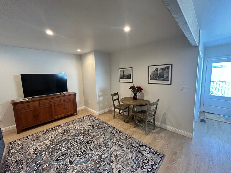 Building Photo - 220A Romain St