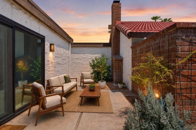 Building Photo - 2490 E Miramonte Cir
