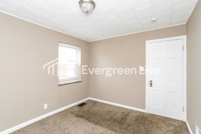 Building Photo - 5104 Lillian Dr