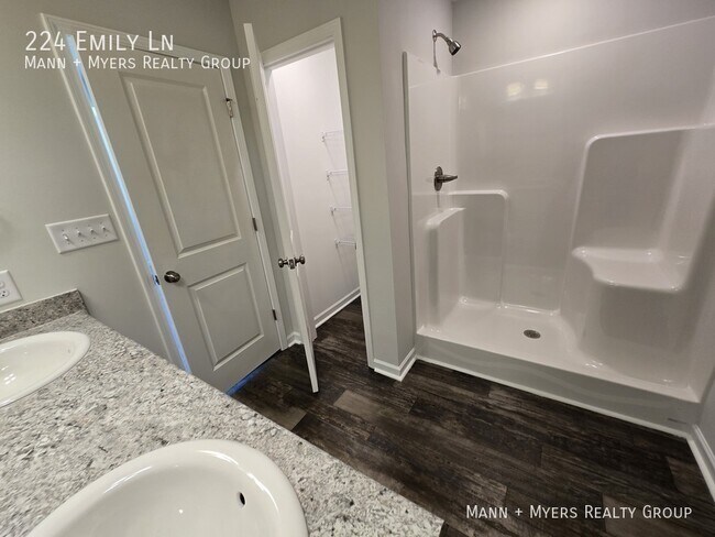 Building Photo - 224 Emily Ln