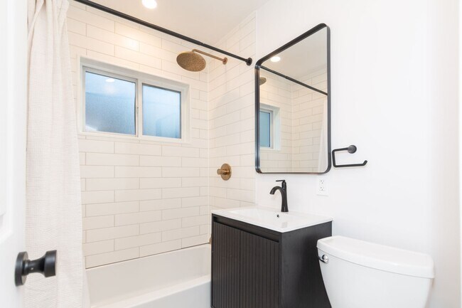 Building Photo - Stylishly Remodeled 1 Bed/1Bath in Crown P...