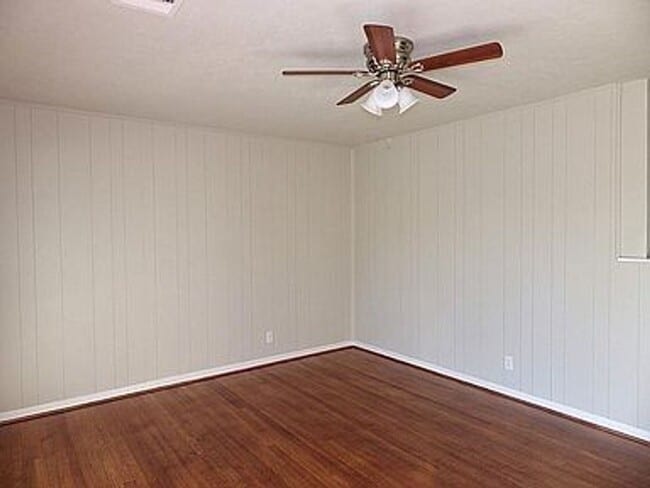 Building Photo - 3 bed / 1 bath home in South Houston - Mov...