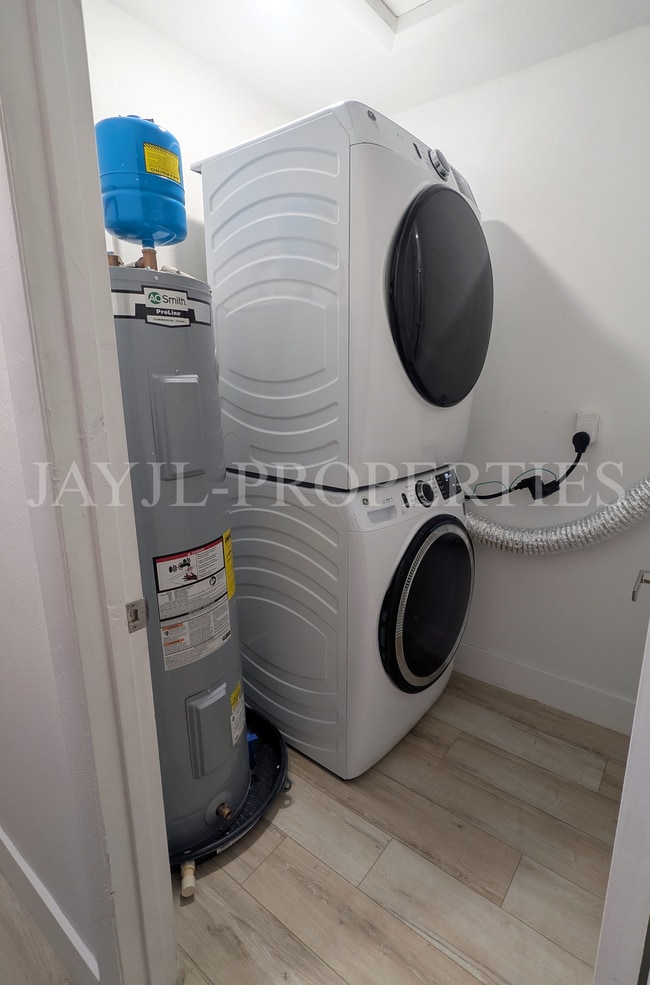 Building Photo - 1997 Bonneville Dr