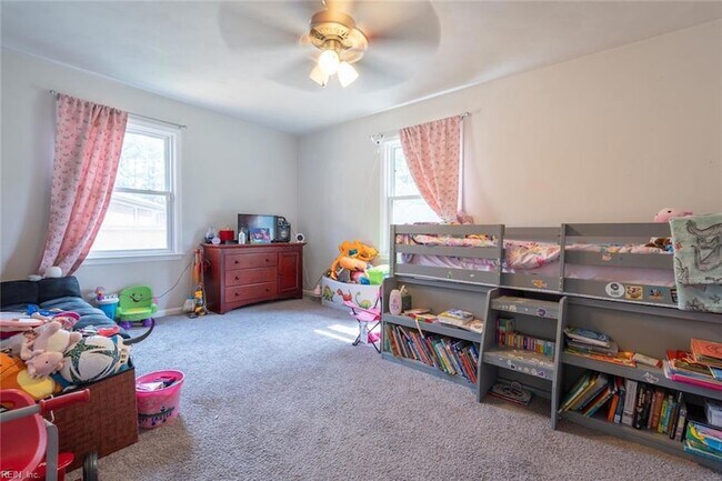 Building Photo - 1217 Lakeview Dr