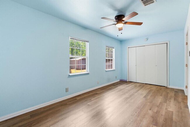 Building Photo - 1127 Denfield St