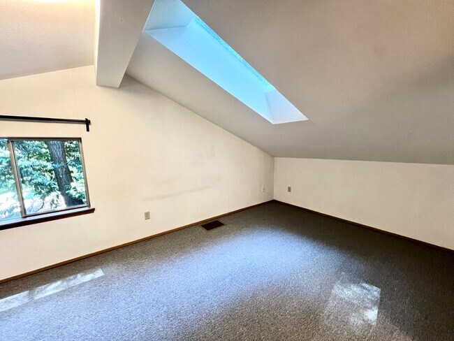 Building Photo - Relaxed 2-Bed, 1.5-Bath Home in a Quiet Gig Harbor Spot