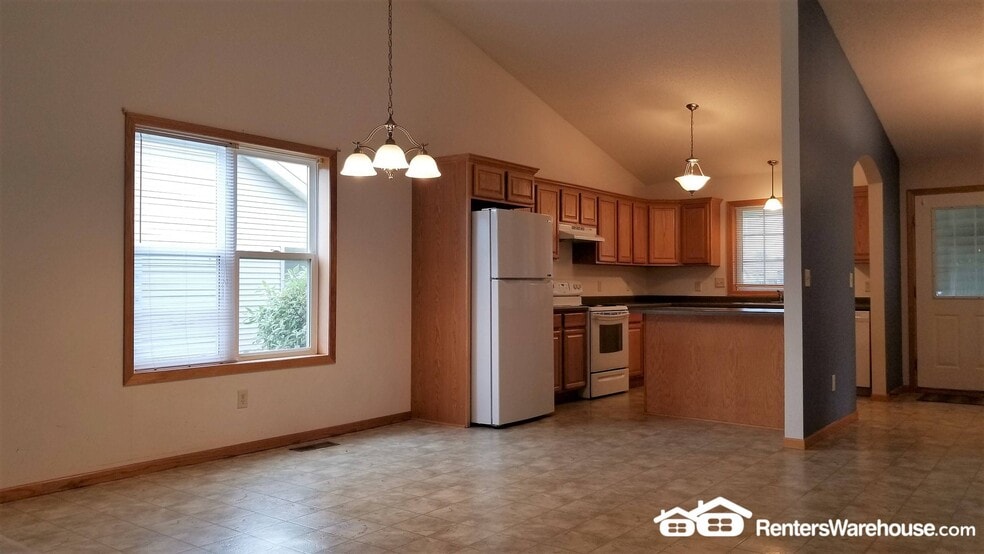 Building Photo - 64 Crown Pointe Curve