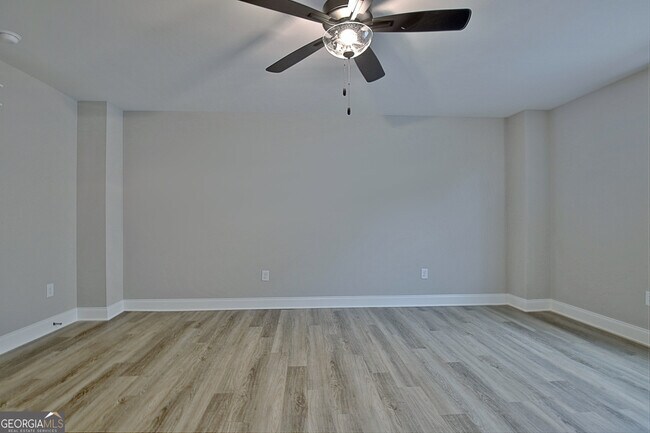 Building Photo - 190 Redhaven Dr