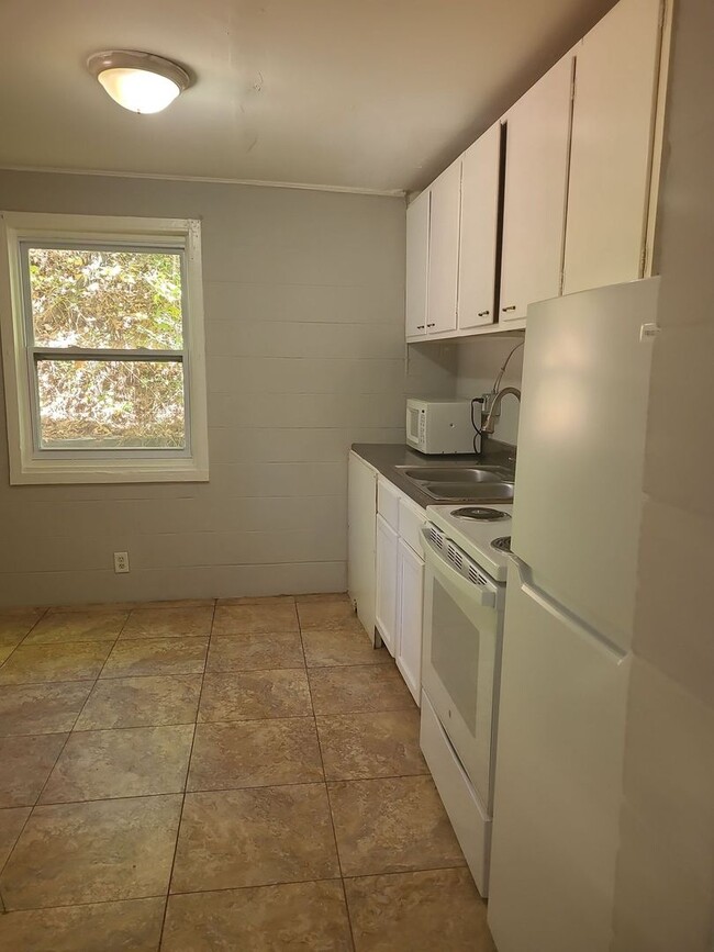 Building Photo - Newly Available! 2 Bedroom in Red Bank!