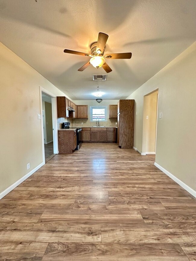 Building Photo - COMING MAY 2026 - Cozy 3 Bedroom Home Near Fort Concho!