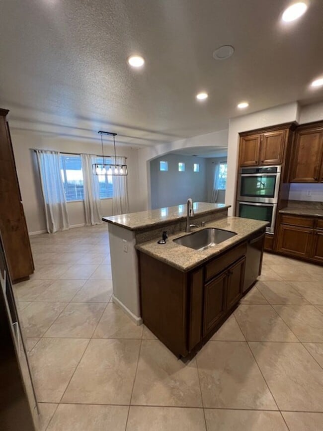 Building Photo - Beautiful 5 Bedroom Home in Crocker Ranch ...